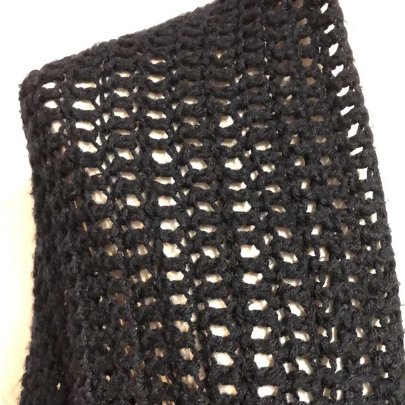 VINTAGE Crocheted Shawl - Picture 5 of 7